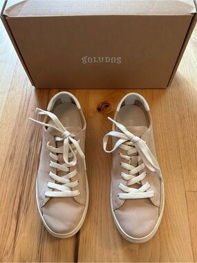 Soludos Leather Low-Top Sneakers in Tan, Size 8.5